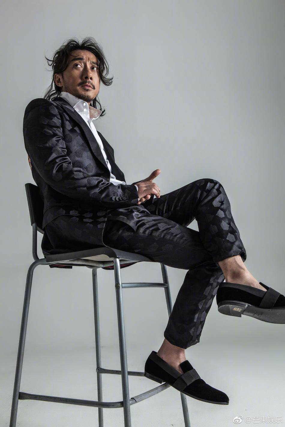 赵立新经典“三件套”穿搭 尽显精致魅力