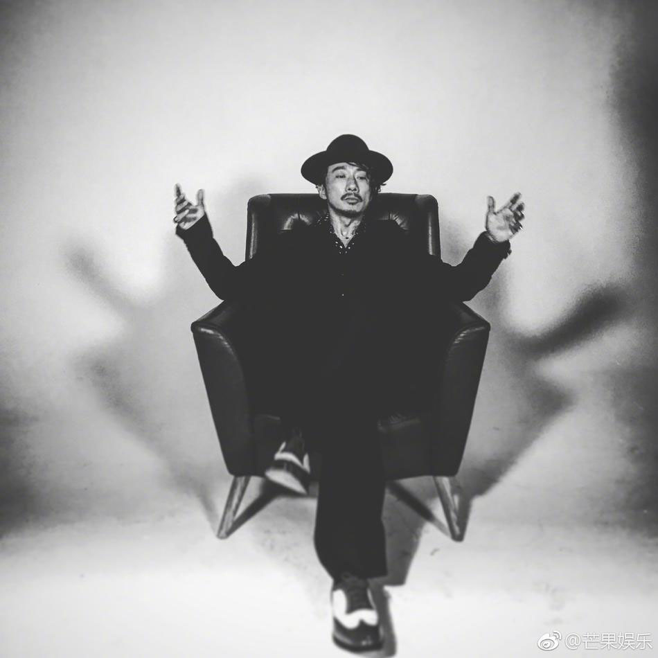 赵立新经典“三件套”穿搭 尽显精致魅力