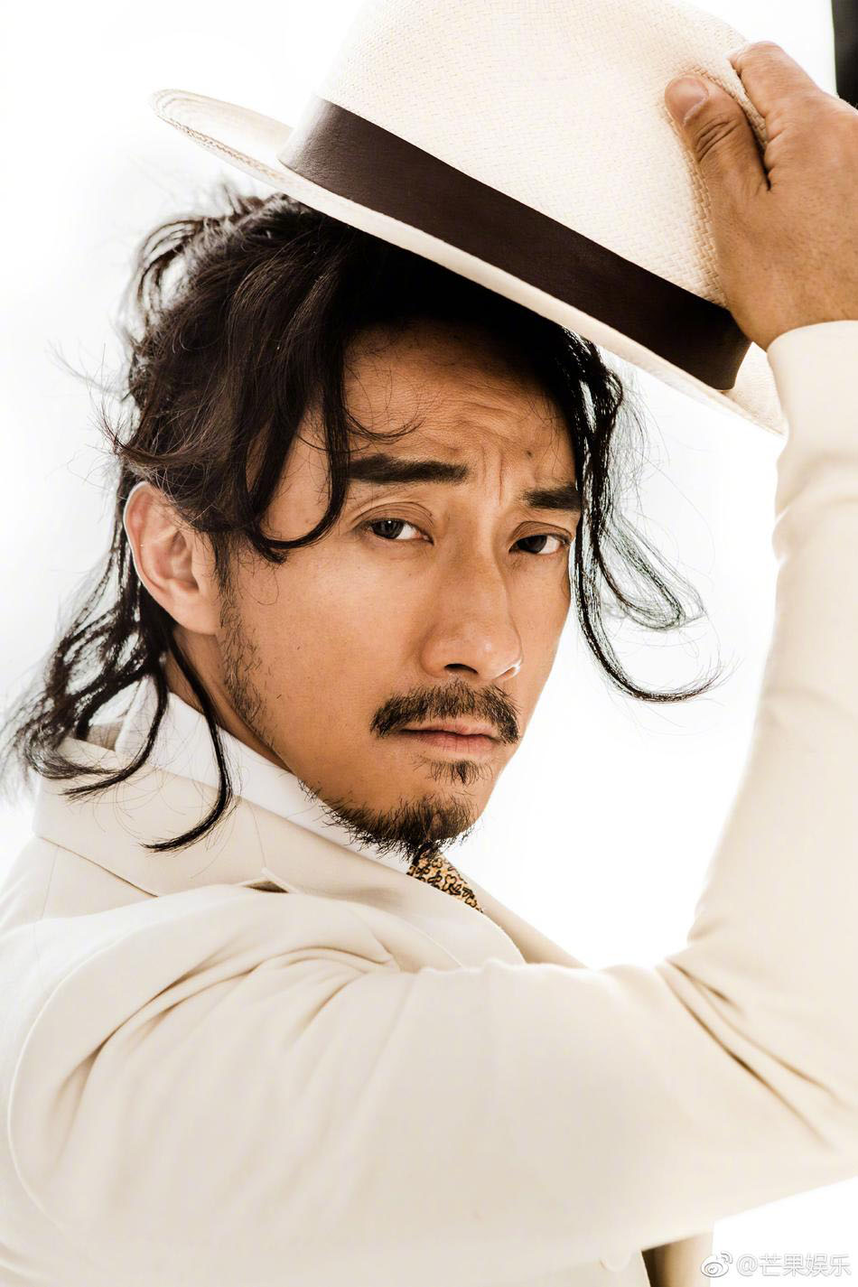 赵立新经典“三件套”穿搭 尽显精致魅力