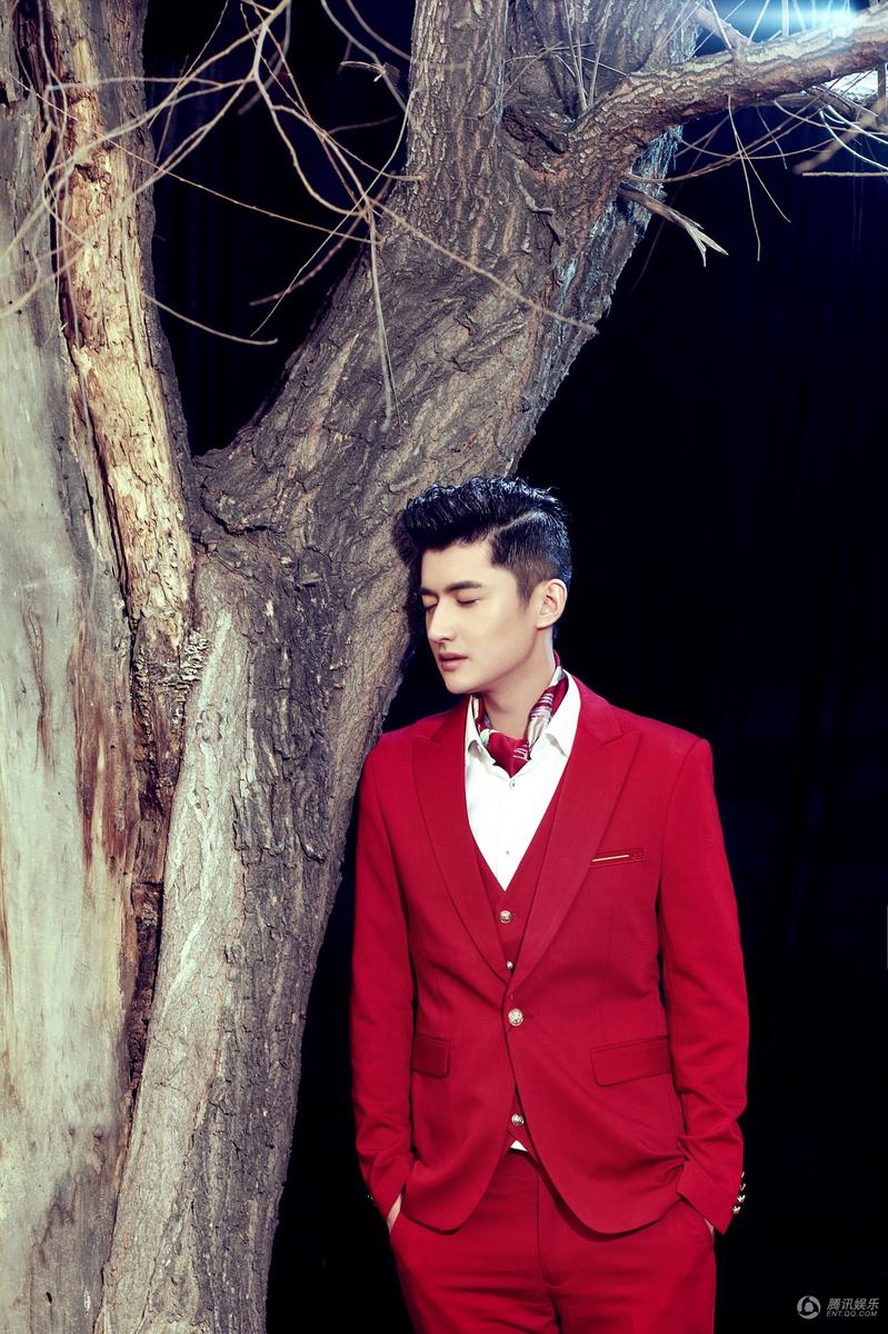 高广泽英伦风红色西装写真 低头沉思显忧郁气质