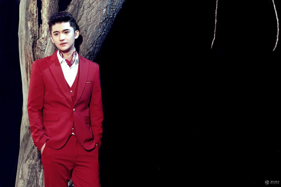 高广泽英伦风红色西装写真 低头沉思显忧郁气质