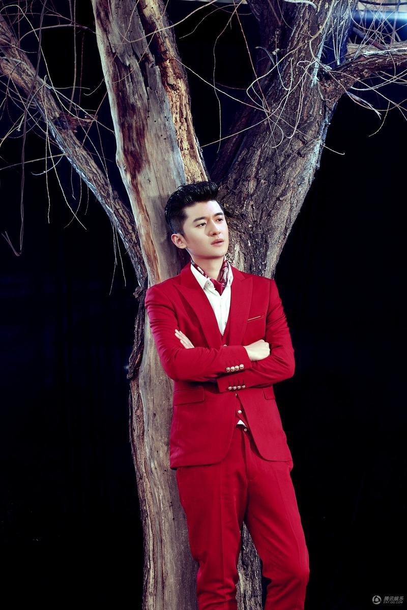 高广泽英伦风红色西装写真 低头沉思显忧郁气质
