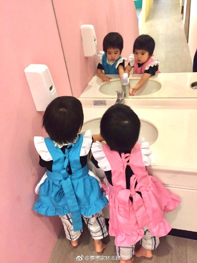 林志颖双胞胎儿子扮女仆的照片 可爱极了