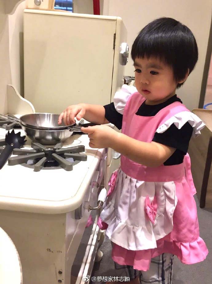 林志颖双胞胎儿子扮女仆的照片 可爱极了