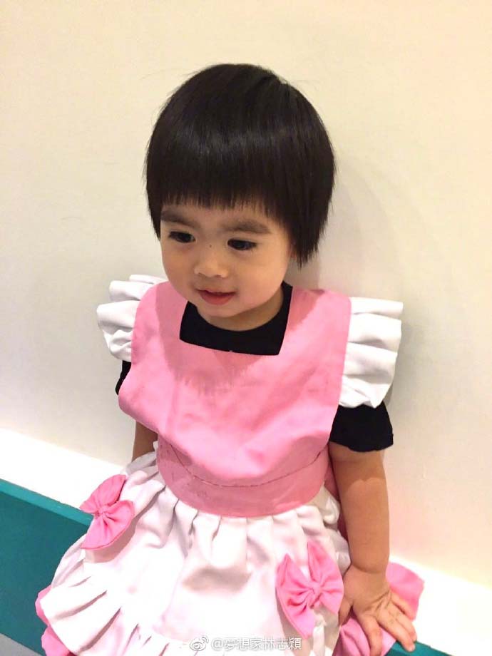 林志颖双胞胎儿子扮女仆的照片 可爱极了