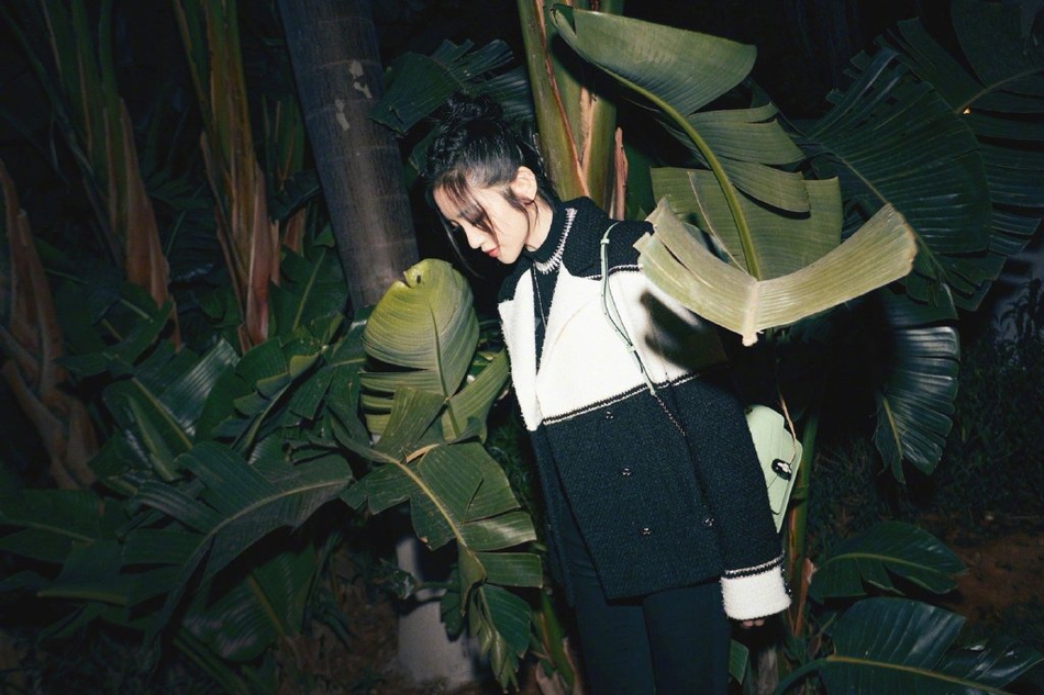 唐艺昕黑夜独自漫步散发魅力写真