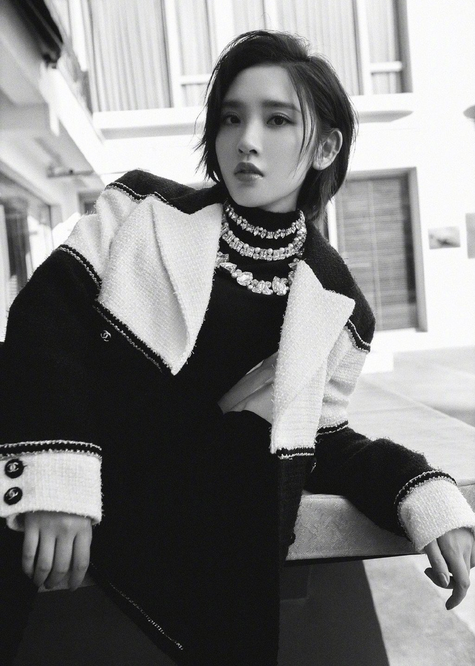 唐艺昕黑夜独自漫步散发魅力写真