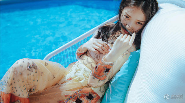 倪妮戛纳泳池边晒美图 这是让宅男流鼻血的节奏吗？