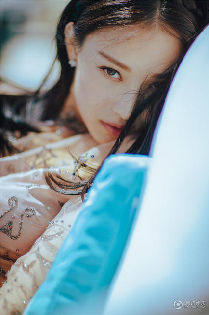 倪妮戛纳泳池边晒美图 这是让宅男流鼻血的节奏吗？