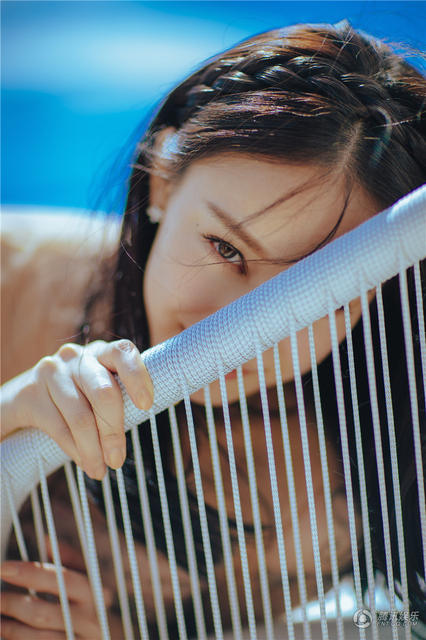 倪妮戛纳泳池边晒美图 这是让宅男流鼻血的节奏吗？