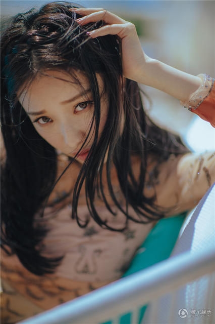 倪妮戛纳泳池边晒美图 这是让宅男流鼻血的节奏吗？