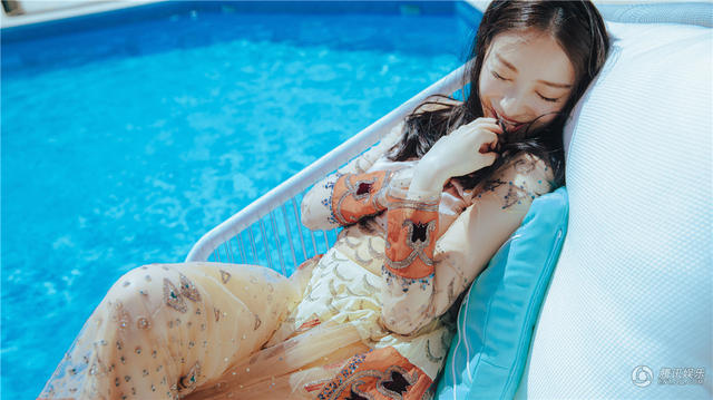 倪妮戛纳泳池边晒美图 这是让宅男流鼻血的节奏吗？