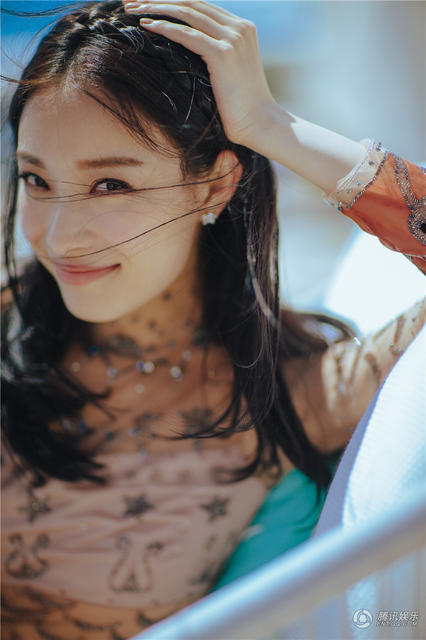 倪妮戛纳泳池边晒美图 这是让宅男流鼻血的节奏吗？