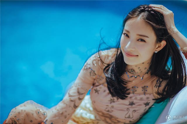 倪妮戛纳泳池边晒美图 这是让宅男流鼻血的节奏吗？