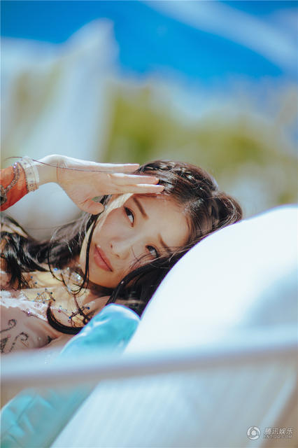 倪妮戛纳泳池边晒美图 这是让宅男流鼻血的节奏吗？