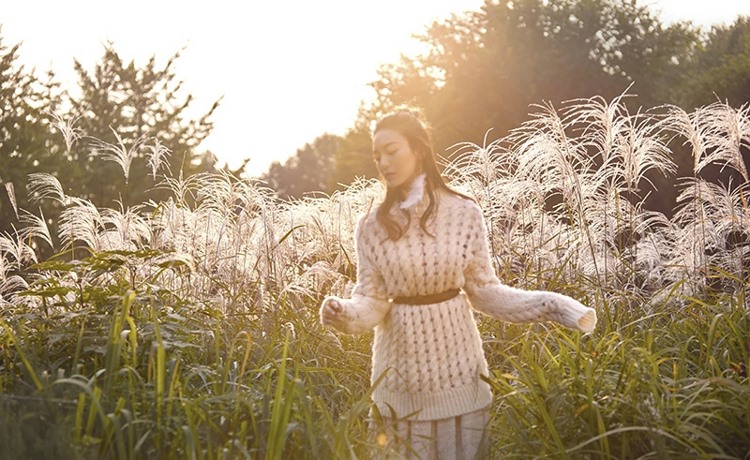 文艺自然美女尤靖茹唯美阳光秋季杂志明星写真图片