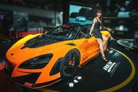 娇躯丰满白皙漏奶的香艳车模车展火辣魔鬼身材摄影