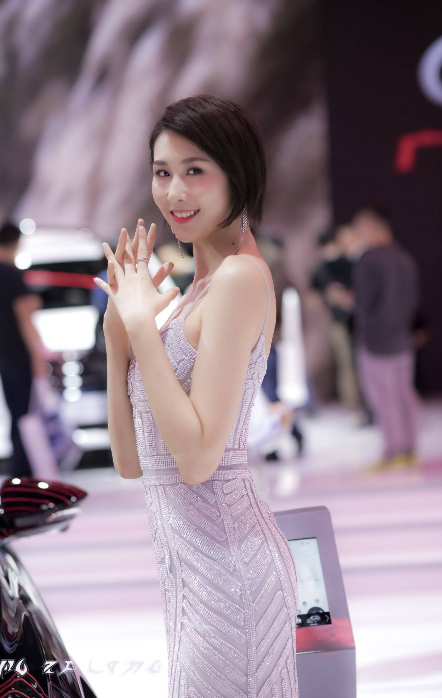 短发美女车模闪亮长裙亮眼图集