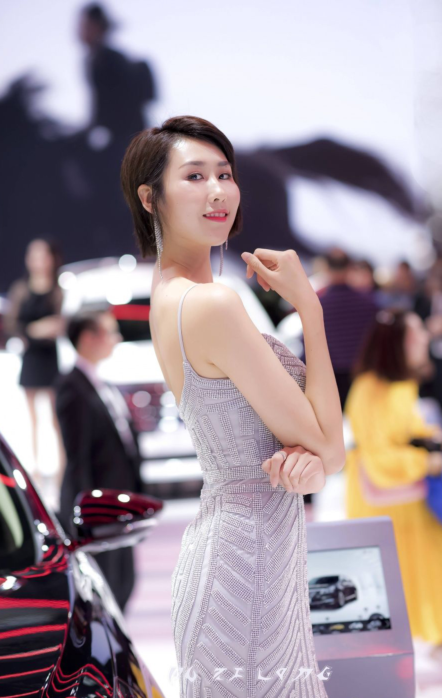 短发美女车模闪亮长裙亮眼图集