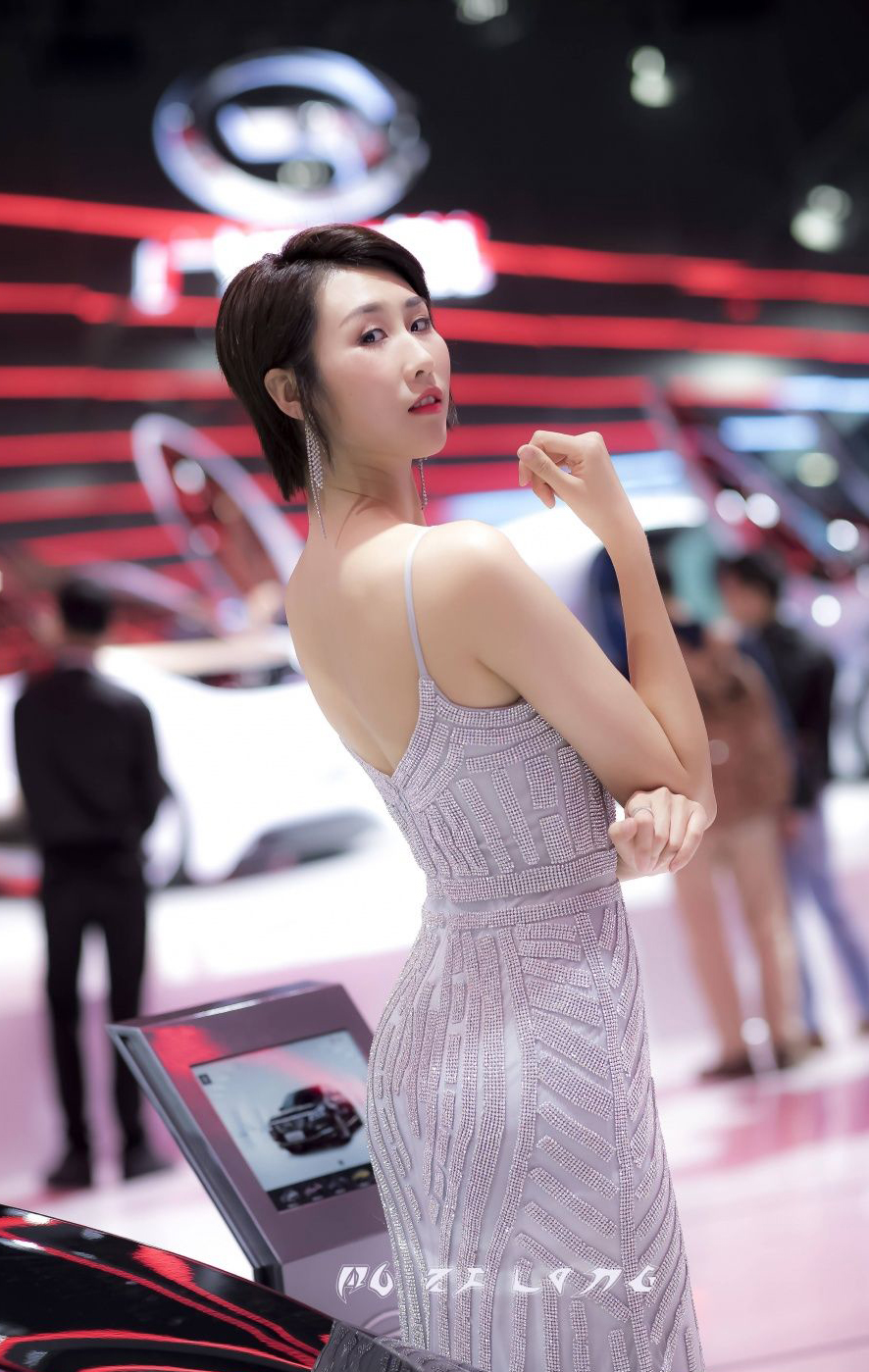 短发美女车模闪亮长裙亮眼图集