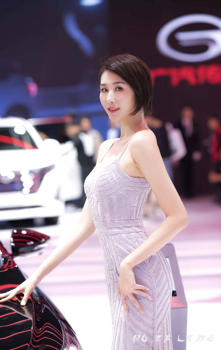 短发美女车模闪亮长裙亮眼图集