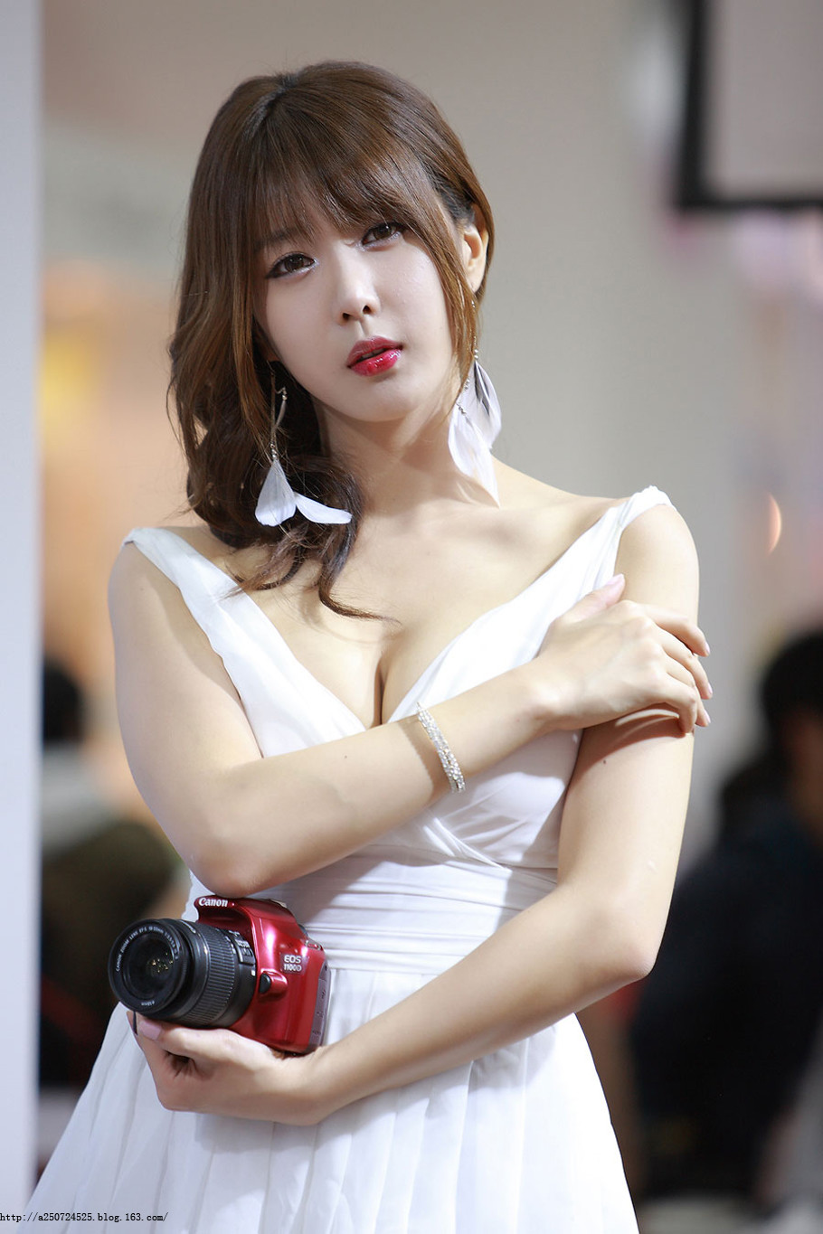 韩国美女车模一袭白裙深V露胸