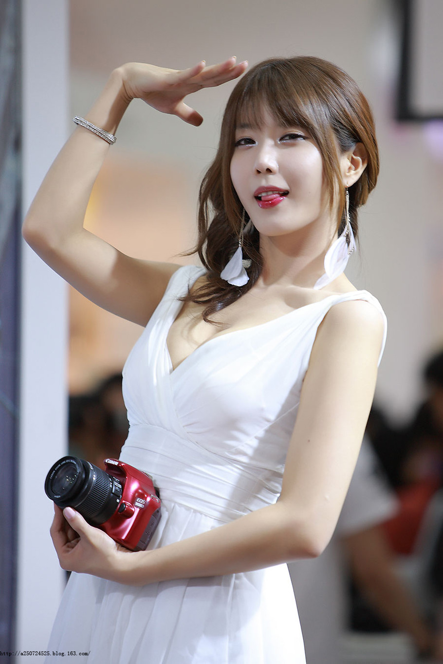 韩国美女车模一袭白裙深V露胸