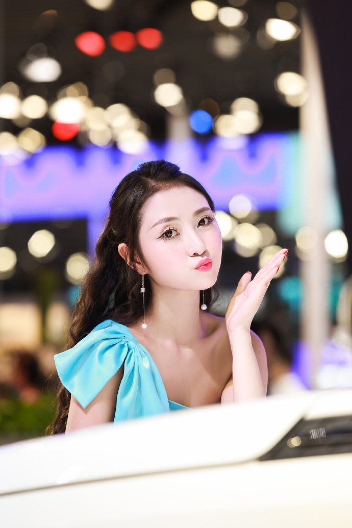 靓丽美女车模身材凹凸有致写真