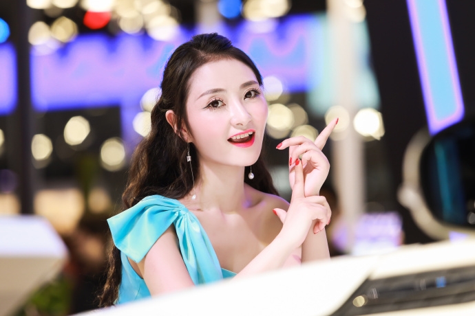 靓丽美女车模身材凹凸有致写真