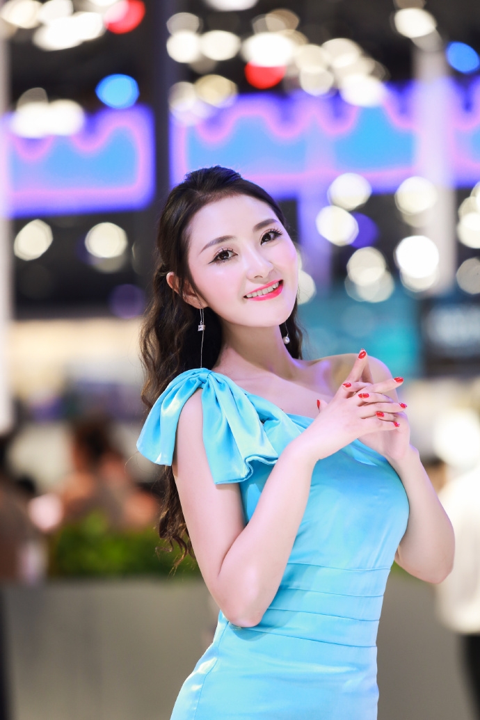 靓丽美女车模身材凹凸有致写真