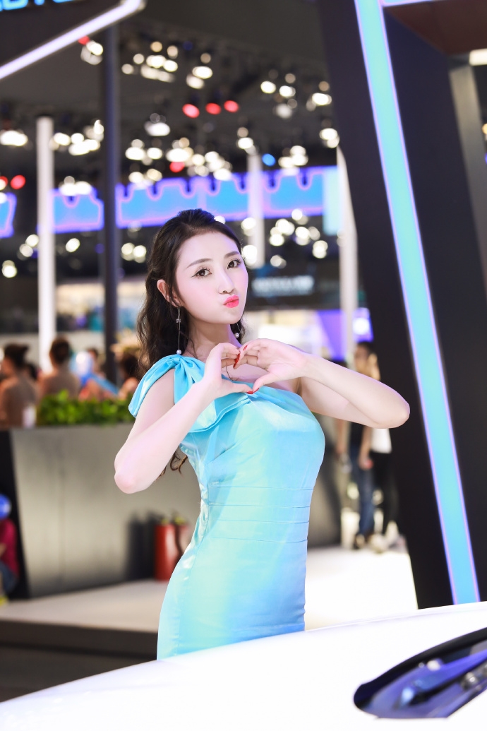 靓丽美女车模身材凹凸有致写真