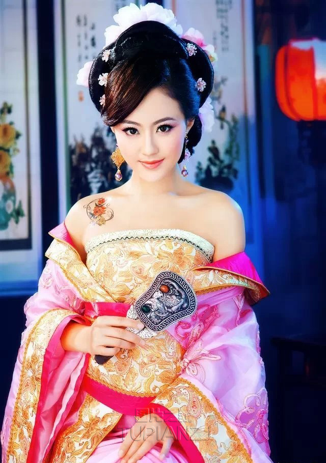 甜美清幽古装美人 手扶琵琶魅惑撩人