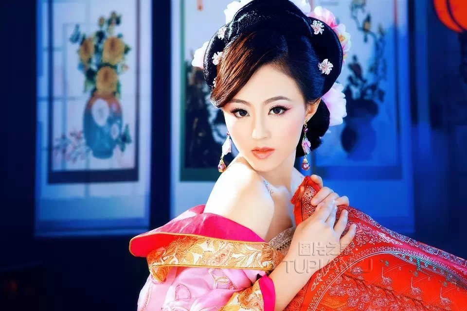 甜美清幽古装美人 手扶琵琶魅惑撩人