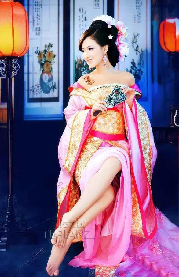 甜美清幽古装美人 手扶琵琶魅惑撩人