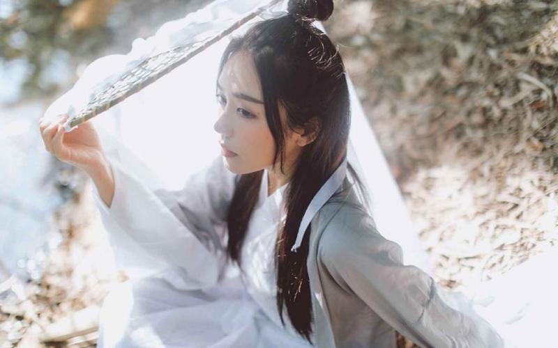 武侠美女白衣飘飘英姿飒爽写真