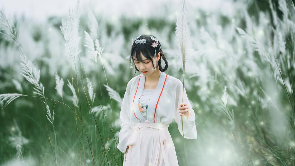 白衣古装美女芦苇荡小清新写真