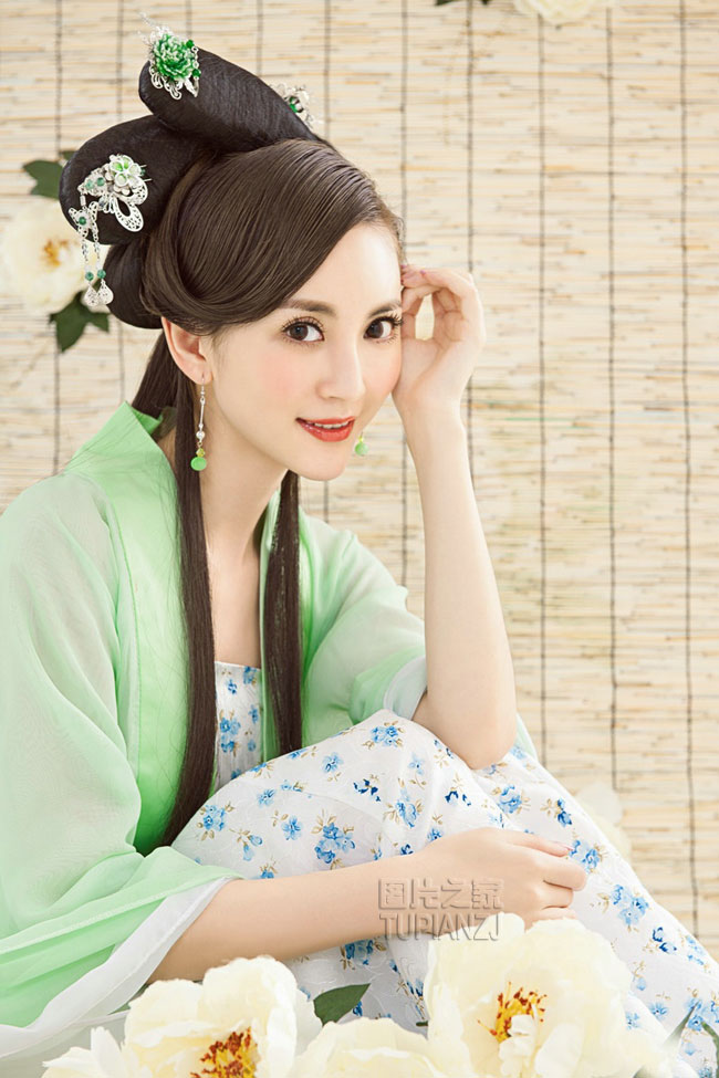 古典美女纤肢若婉 洗练丝眉撼众生