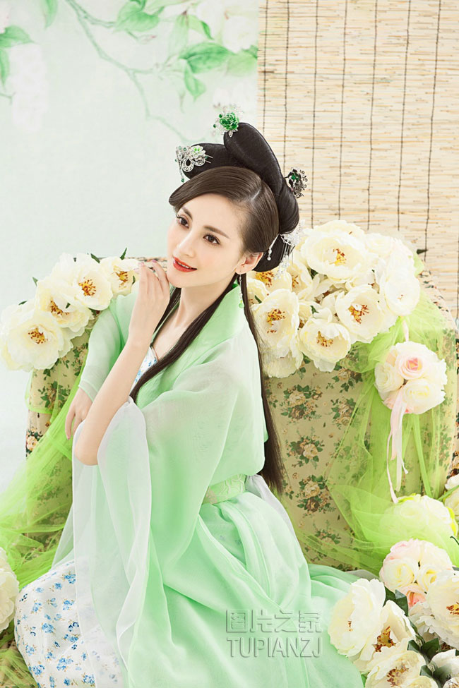 古典美女纤肢若婉 洗练丝眉撼众生