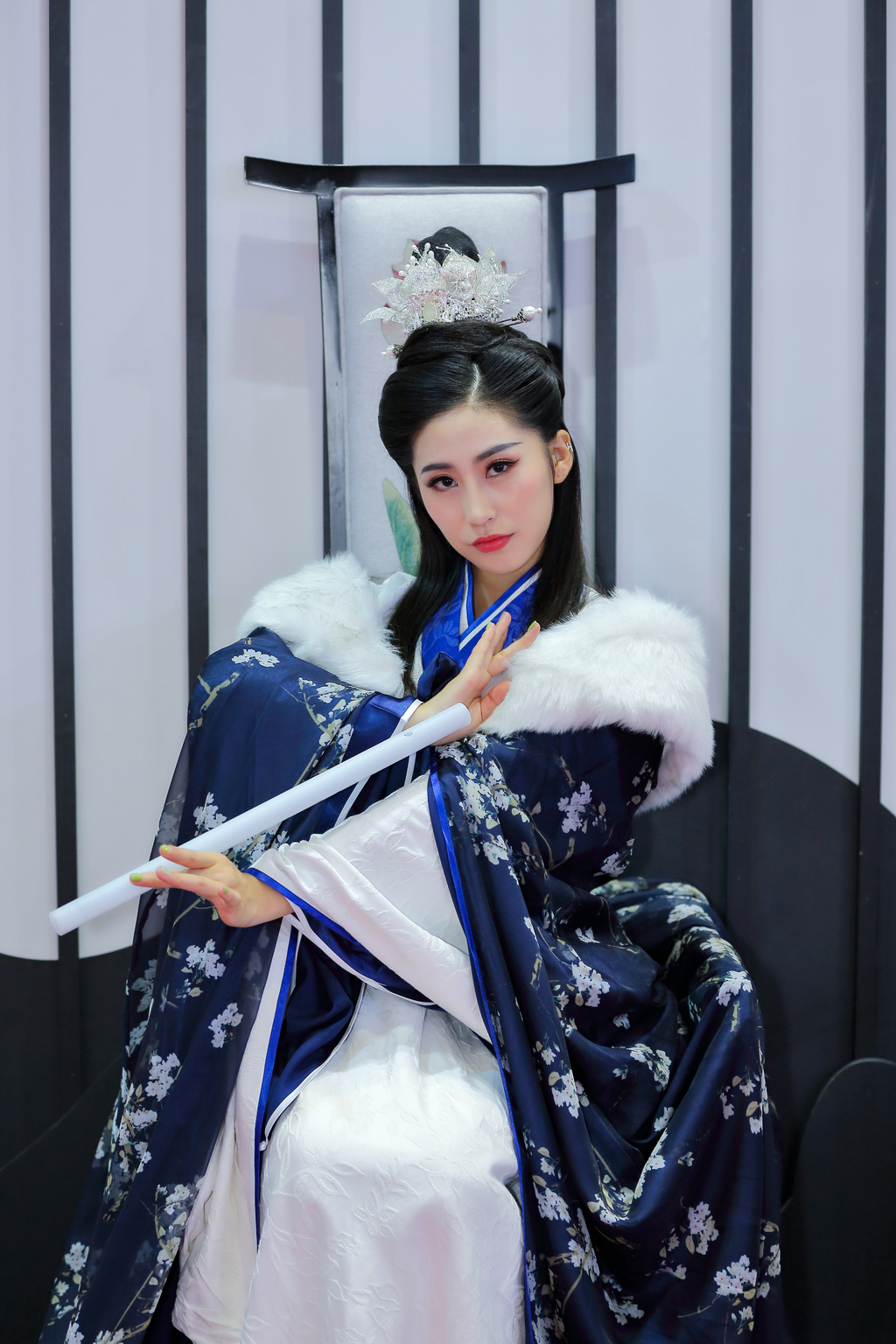 古装电视剧美女蓝衣披风长发及腰烈焰红唇唯美写真