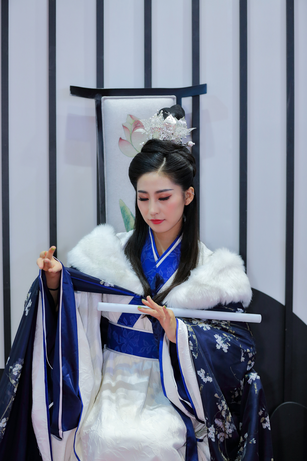 古装电视剧美女蓝衣披风长发及腰烈焰红唇唯美写真