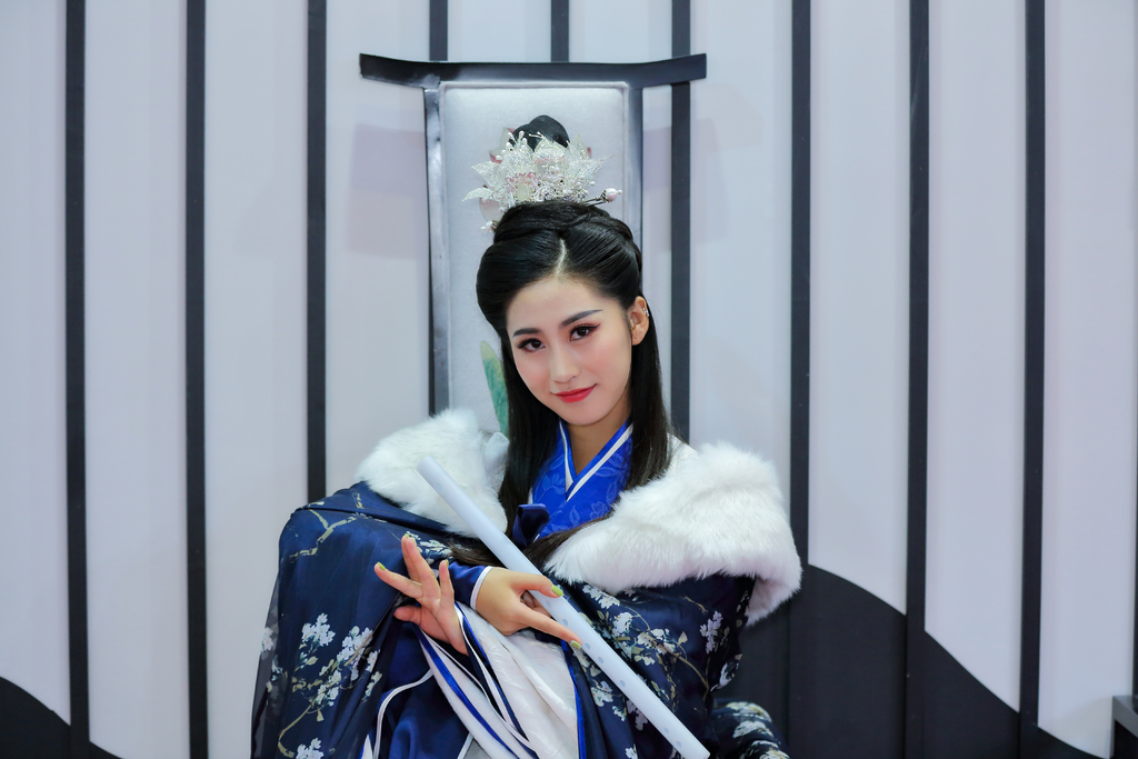 古装电视剧美女蓝衣披风长发及腰烈焰红唇唯美写真