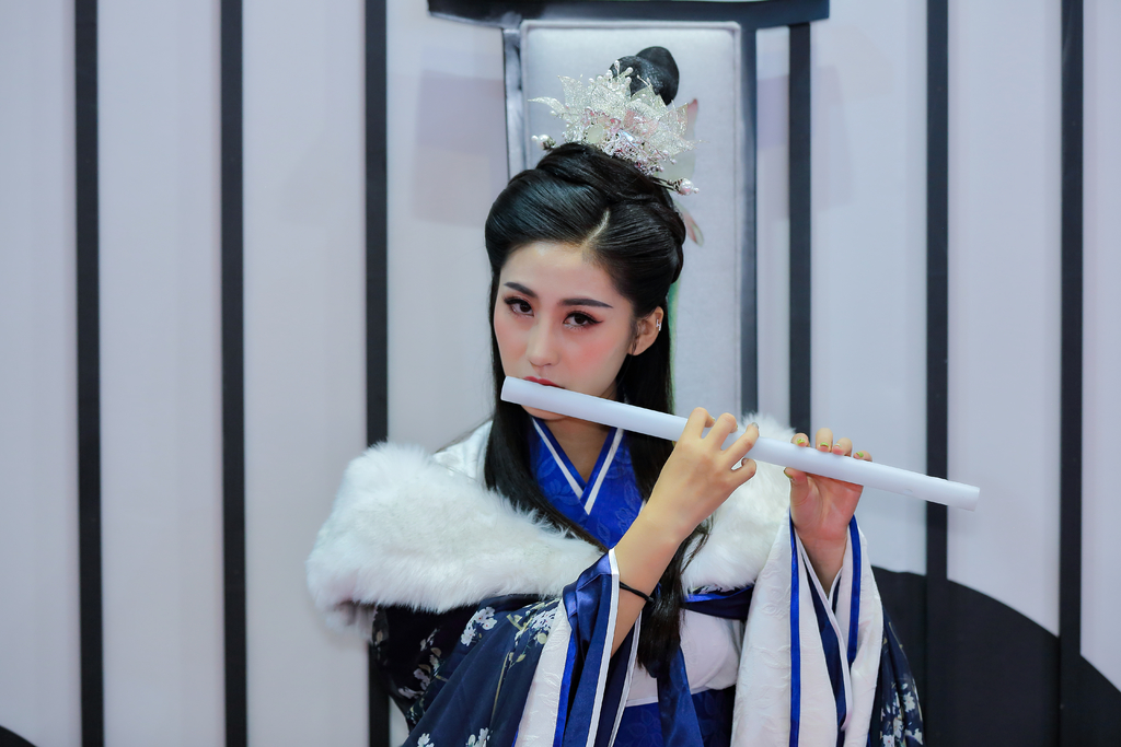 古装电视剧美女蓝衣披风长发及腰烈焰红唇唯美写真