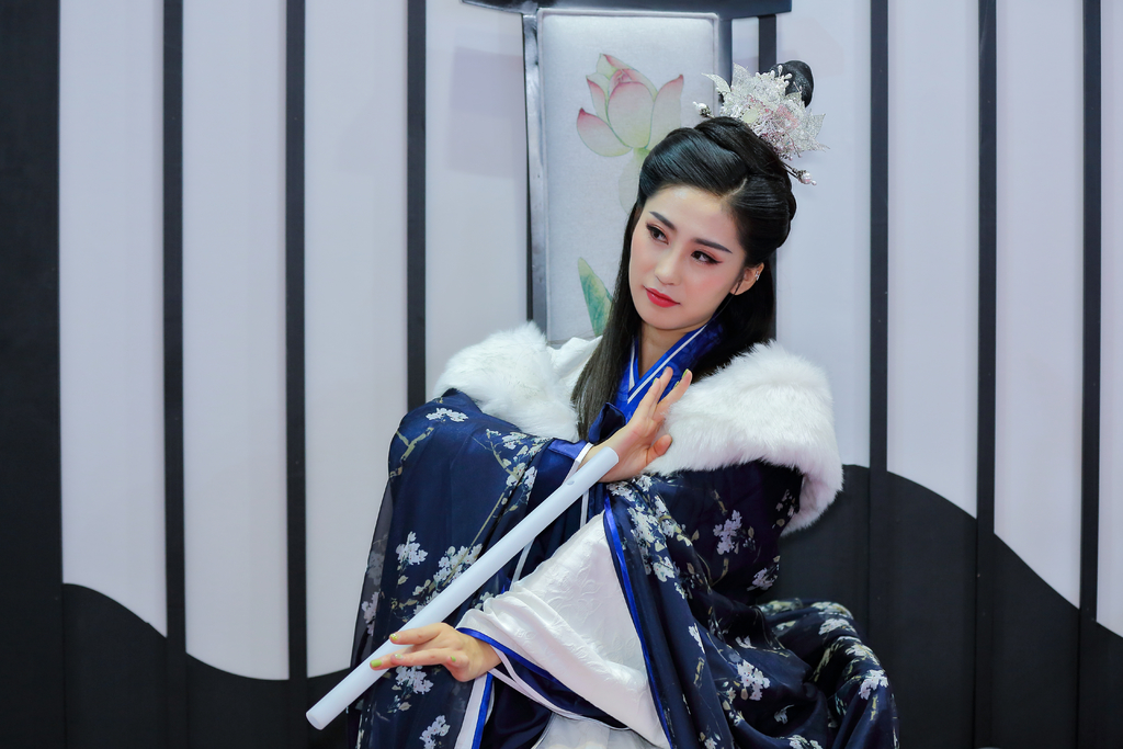 古装电视剧美女蓝衣披风长发及腰烈焰红唇唯美写真