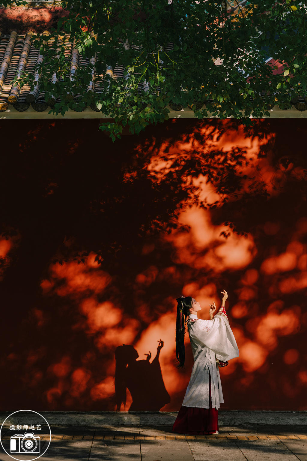 红墙下的古装美女明媚娇俏图片