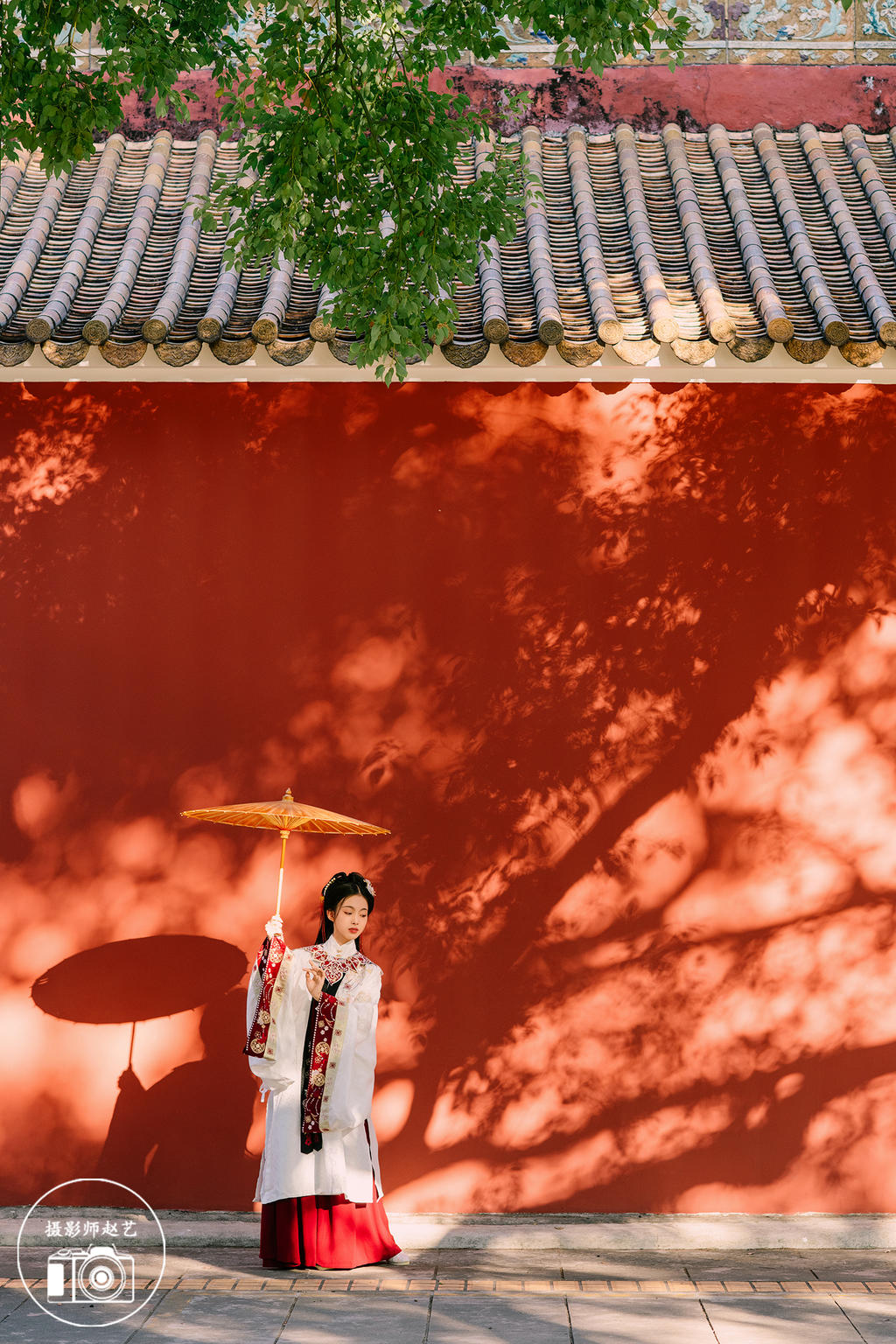 红墙下的古装美女明媚娇俏图片