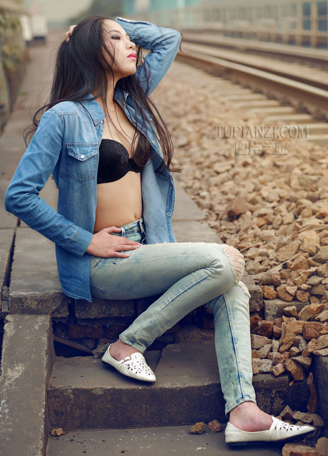 狂野性感美女照片 铁路诱人写真