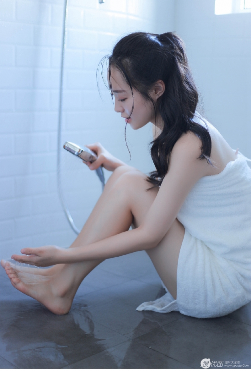 浴室少女娇小玲珑漂亮女生图片