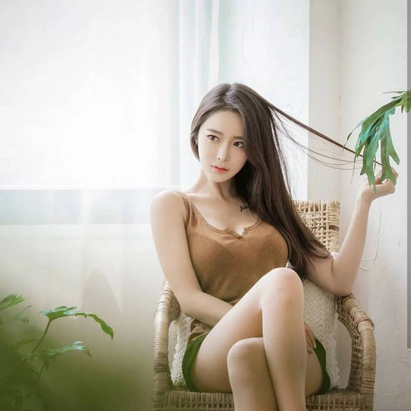 白皙女郎性感媚态写真图片