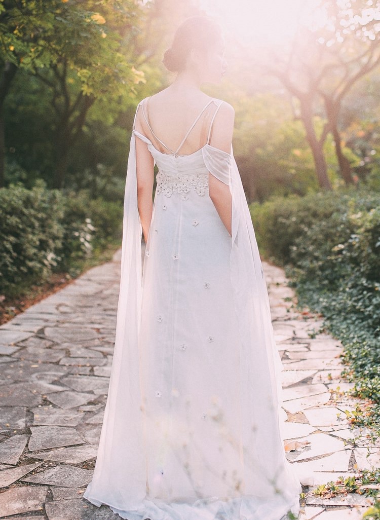 性感小女仆身材波涛汹涌成熟好身材十八禁肉体摄影