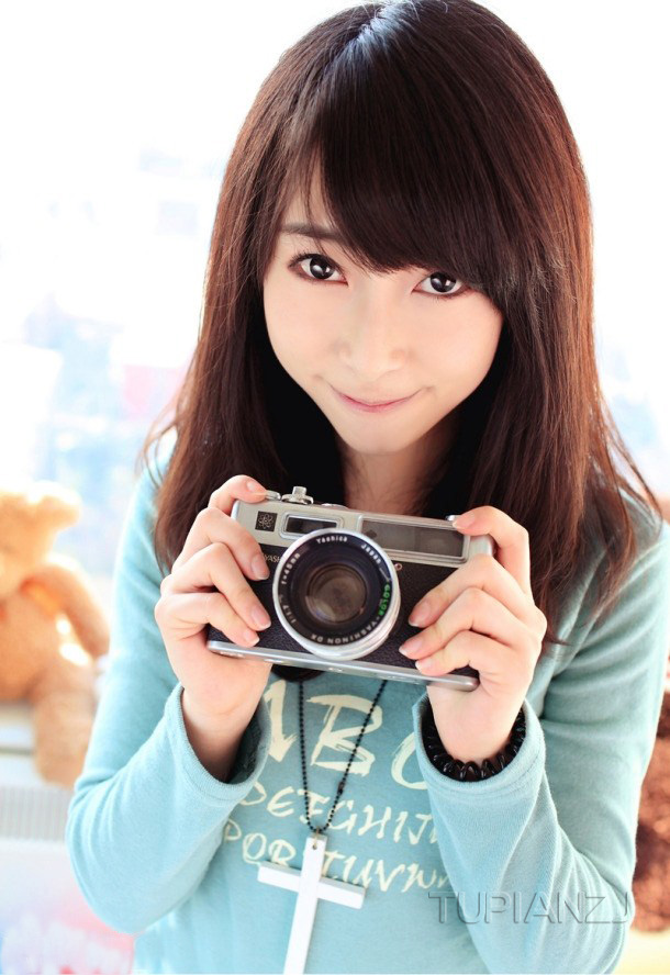 甜美可人的清纯女孩 手拿小熊纯洁天真